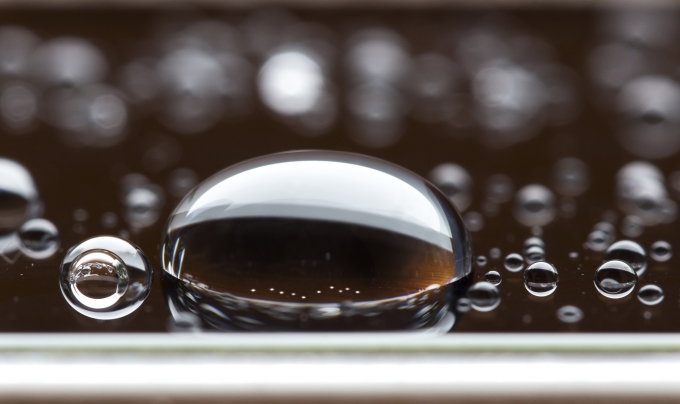 Großer Wassertropfen auf einer glatten Oberfläche